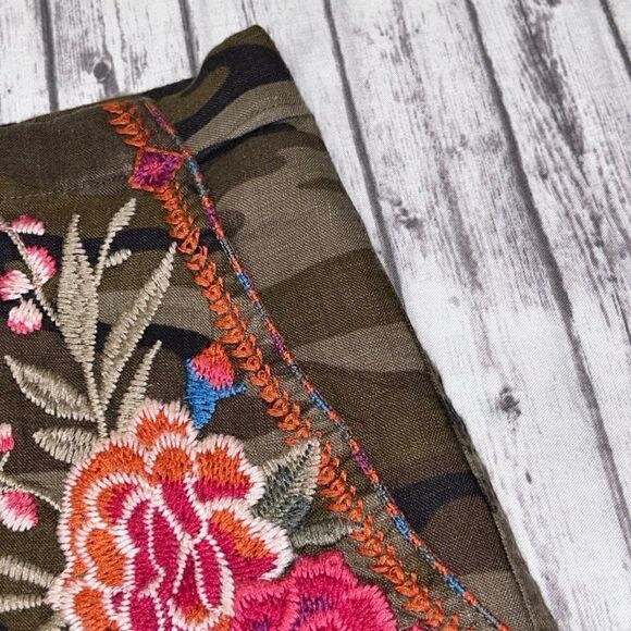 Johnny Was Burke Linen Shorts - Picture 8 of 11